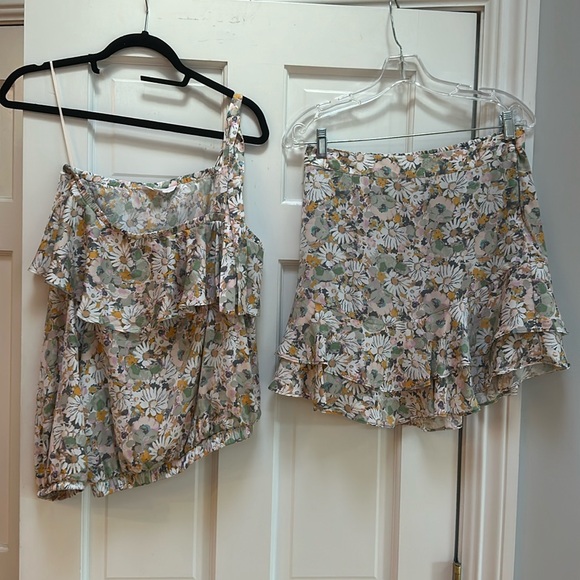 New one sleeve off shoulder w/matching zip up skirt-smoke free home - Picture 1 of 6